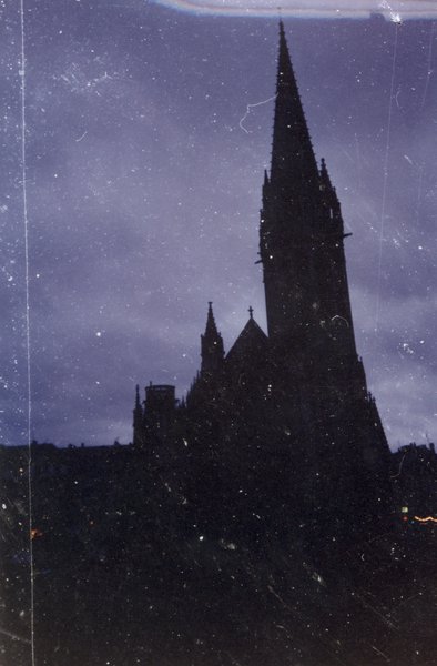 Église et ciel nuageux.