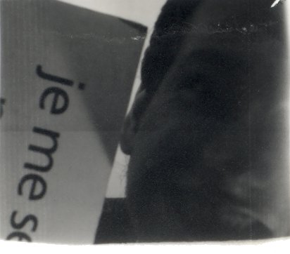Pancarte où est inscrit « Je me s… » et visage d’homme. Négatif ?