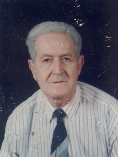Visage d’homme âgé à cheveux blanc et chemise rayée.
