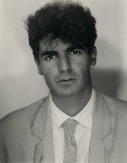 Visage d’homme brun en costume et cravate. Noir et blanc.