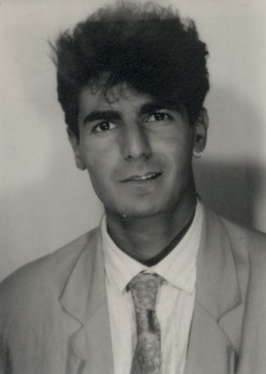 Visage d’homme brun en costume et cravate. Noir et blanc.