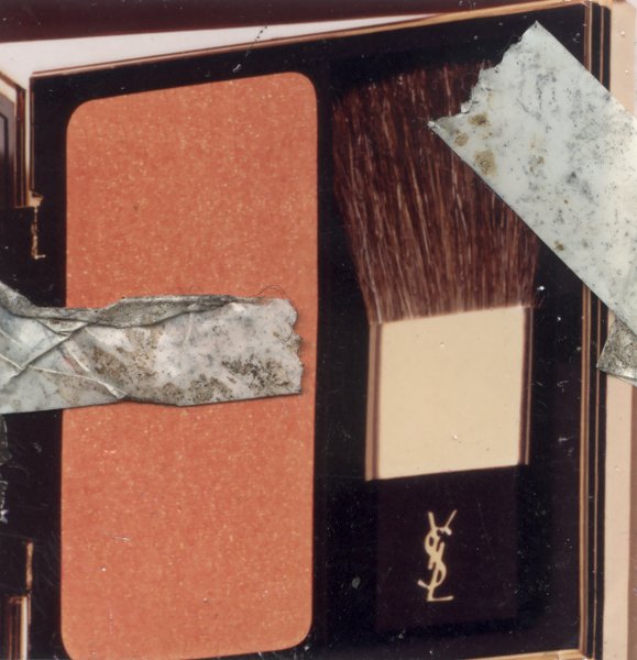 Poudre compacte et pinceau de maquillage Yves Saint Laurent.ᴬᴵ