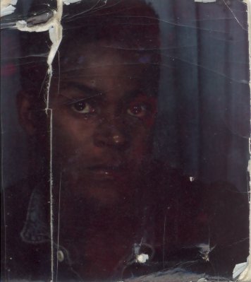 Visage d’homme. Image avec rayure ou pliure.