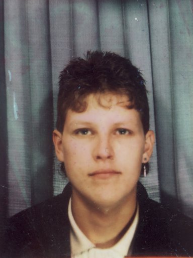 Visage de jeune homme châtain clair.