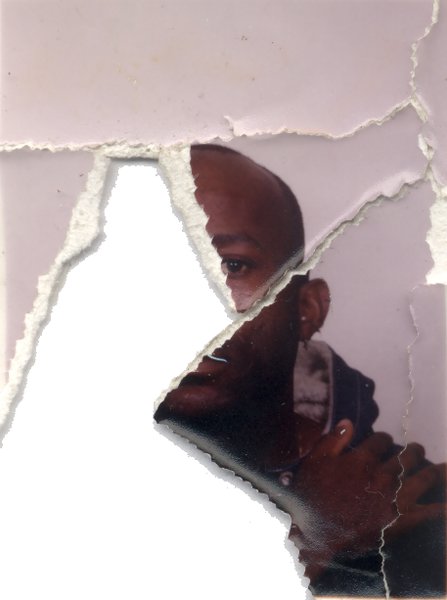 Visage d’homme. Image déchirée en partie reconstituée.