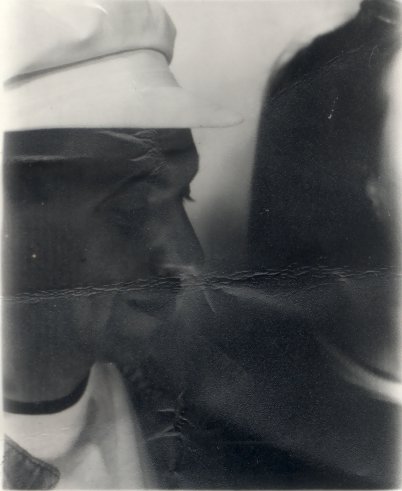 Visage d’homme à casquette blanche. Noir et blanc.