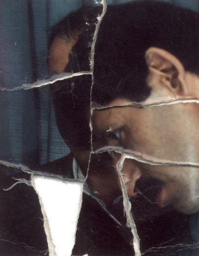 Tête d’homme brun moustachu devant le visage d’un autre homme. Image déchirée reconstituée en partie.