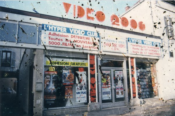 Devanture du magasin « Video 2000 ». Image très abîmée.