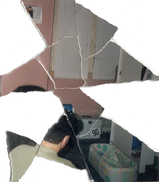 Homme de dos devant un couffin. Image déchirée reconstituée en partie.