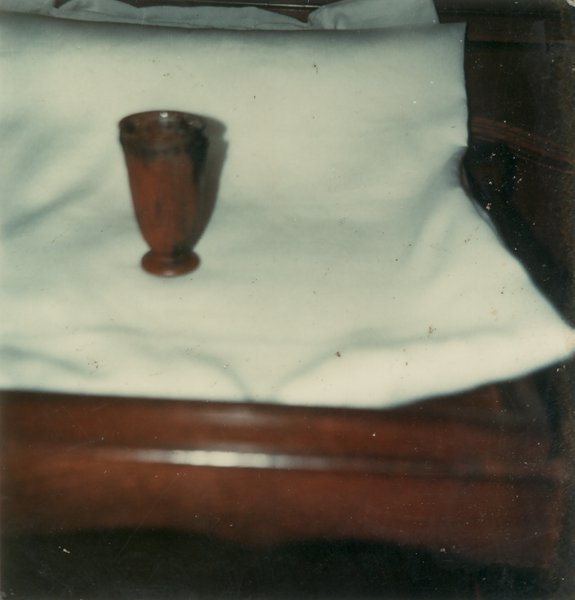 Mazagran en bois posé sur un linge blanc.