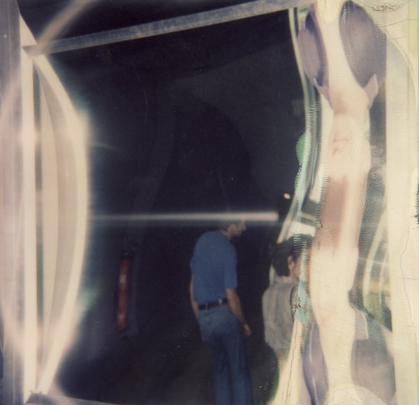 Miroir déformant avec le reflet d’un homme debout.