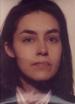 Visage de femme brune.