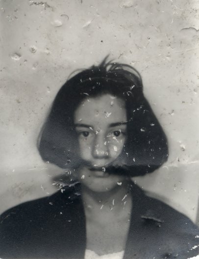 Visage de femme brune à la coupe au carré et grandes mèches. Noir et blanc.