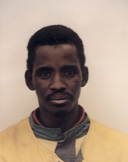 Visage avec veste jaune.