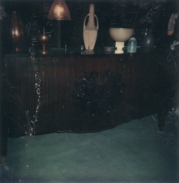 Commode acajou avec bibelots.