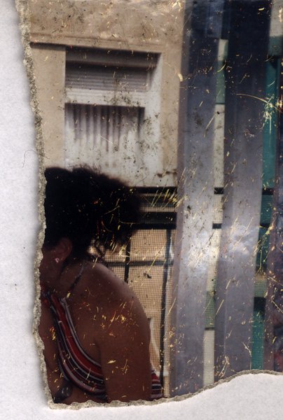 Femme aux cheveux bouclés sur un balcon. Fragment déchiré.ᴬᴵ