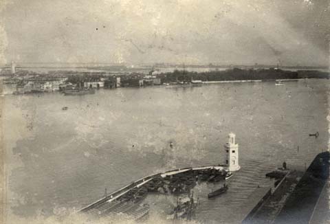 Vue aérienne d'un port avec phare et bateaux. Noir et blanc.ᴬᴵ