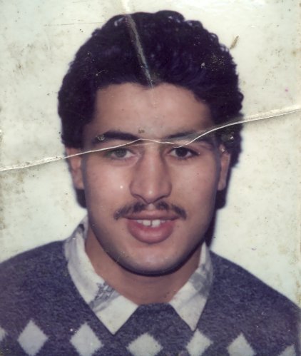 Visage d’homme avec moustache. Image avec pliure.