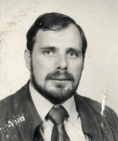 Visage d’homme barbu avec costume et cravate. Noir et blanc.