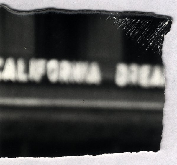Enseigne « California ». Fragment déchiré. Noir et blanc.ᴬᴵ