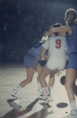 Sportifs en maillots numérotés, shorts et baskets.