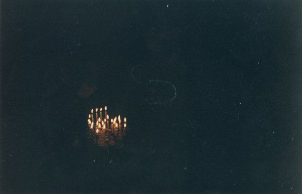 Gâteau et bougies d’anniversaire.