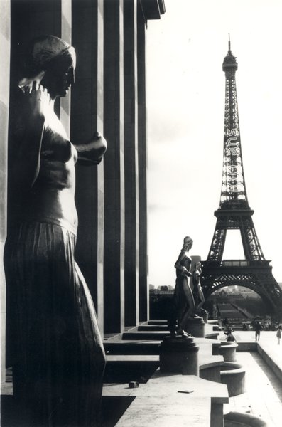 Esplanade du Trocadéro avec statues de femmes nues, Tour Eiffel en arrière-plan. Noir et blanc.