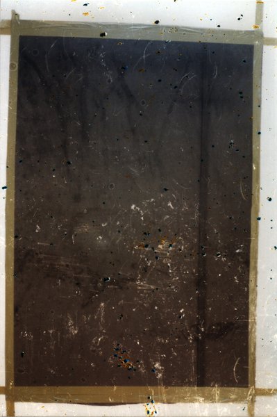 Panneau en bois renforcés en bordure par du scotch brun.