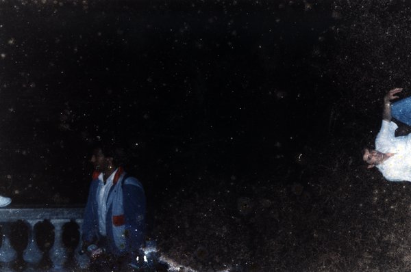 Deux personnes près d'une balustrade en pierre, photo de nuit.ᴬᴵ