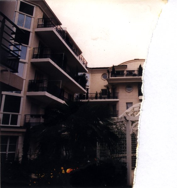 Immeuble moderne avec balcons. Fragment.