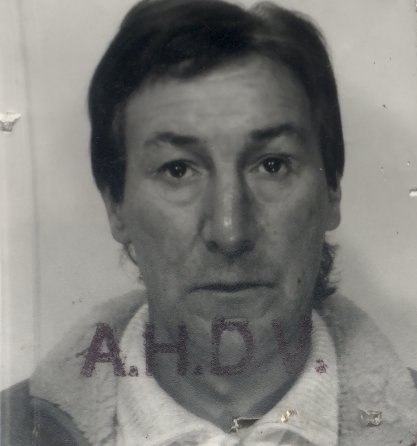Visage d’homme brun et inscription : A.H.D.A. Noir et blanc.