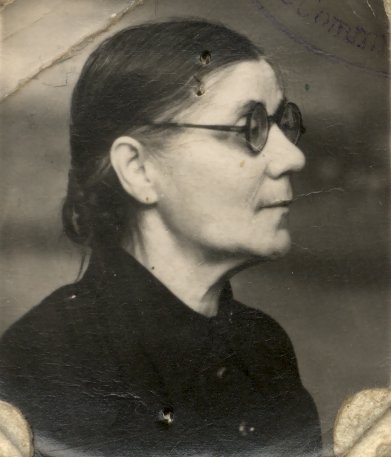 Visage de femme brune de profil avec lunettes. Noir et blanc.