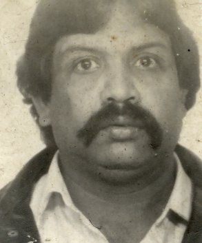 Visage d’homme à moustache. Noir et blanc.