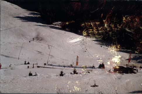 Piste de ski avec skieurs et chalet.ᴬᴵ