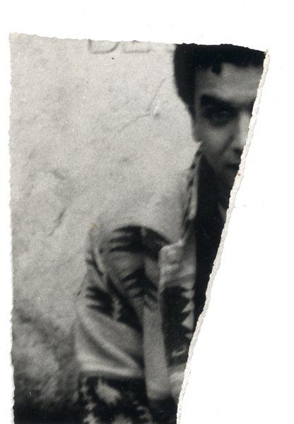 Homme brun avec veste claire. Noir et blanc.