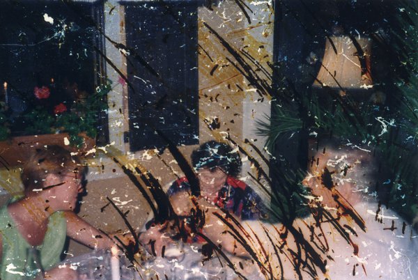 Un hommeà chevaux blancs et deux femmes attablées et bougies. Image avec rayures.