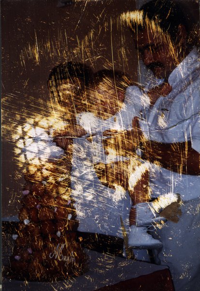 Homme et femme avec des nourrissons dans les bras. Image avec rayures.