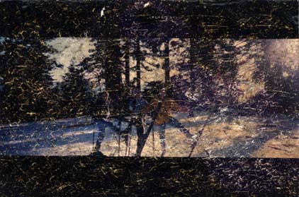 Skieurs avec un ski levé, rangée de sapins en arrière-plan.