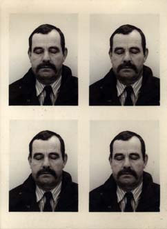 Visage d’homme à moustache, les yeux baissés en costume et cravate. Planche de photomaton.