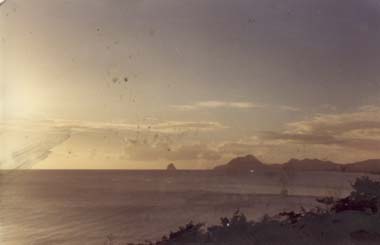Bord côtier avec mer et crépuscule.