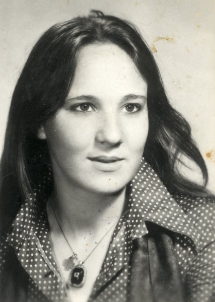 Visage de femme cheveux longs  bruns et chemise à pois. Noir et blanc.