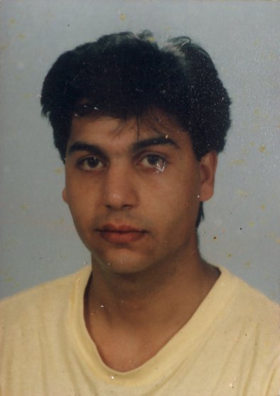 Visage d’homme à tee-shirt clair.