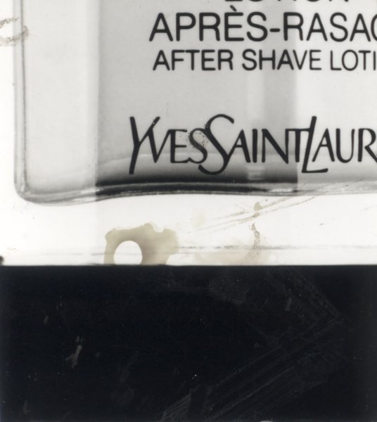Inscription : « Après rasage, after-shave lotion  Yves Saint Laurent ».
