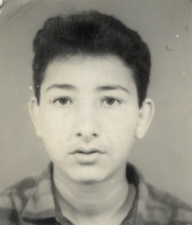 Visage de jeune homme. Noir et blanc.