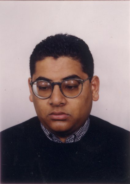 Visage d’homme brun avec lunettes.