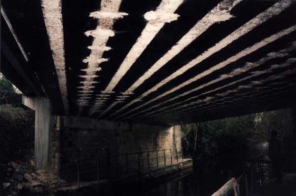 Vue de dessous d'un pont au-dessus d'un cours d'eau.ᴬᴵ
