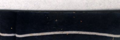 Gros plan sur un tissu sombre à rayure claire. Fragment.ᴬᴵ