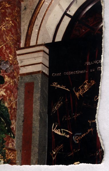 Encadrement de porte en pierre avec signatures dorées sur fond noir. Fragment déchiré.ᴬᴵ