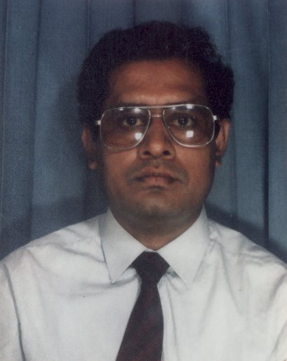 Visage d’homme en chemise et cravate avec lunettes.