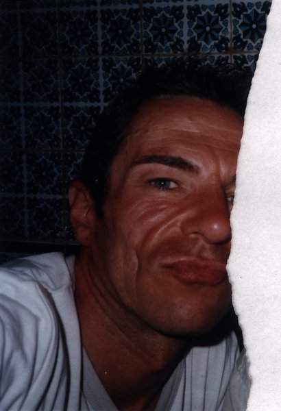 Gros plan du visage d'un homme devant un mur carrelé. Fragment déchiré.ᴬᴵ